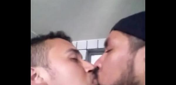  hetero casado se deja besar